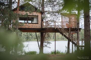 Фото номера Стандартный дом на дереве с видом на озеро Дома для отпуска Treehouse Čiekurs г. Duķuri 30